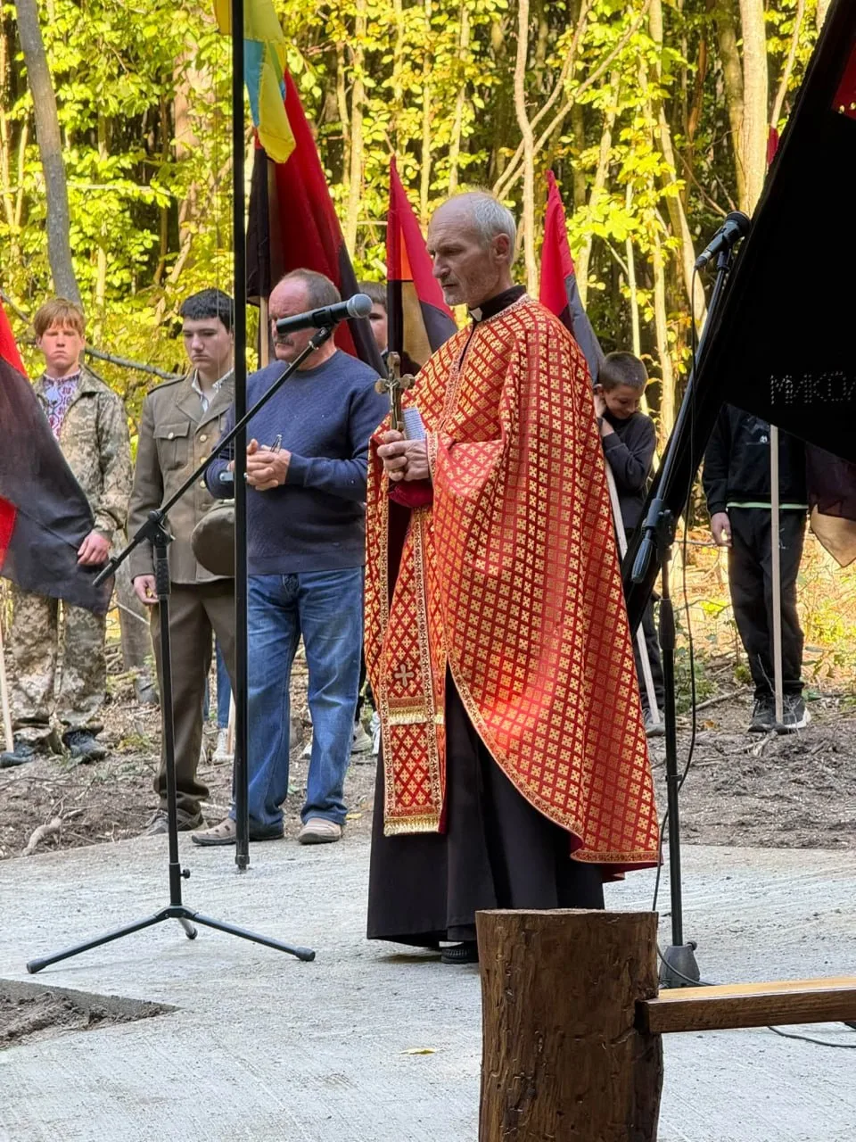 Біля пам'ятного знака о.Ігор Сорокоум відправив поминальну панихиду та освятив меморіал.