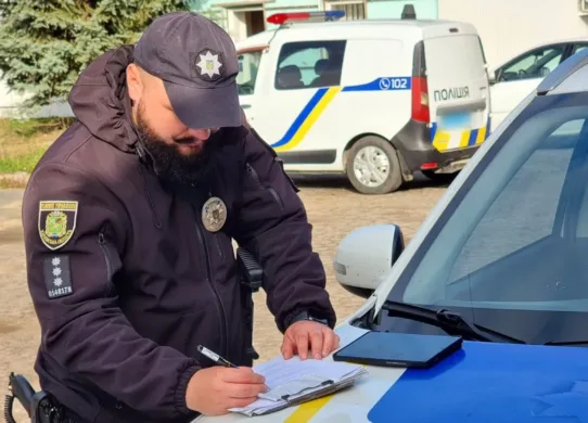 На Харківщині чоловік роками ігнорував заборони суду на керування авто: слідчі оголосили про підозру